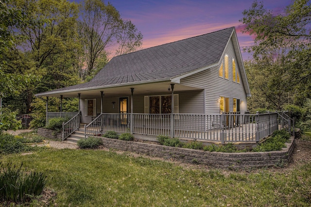 view of front of property featuring a front yard and covered porch