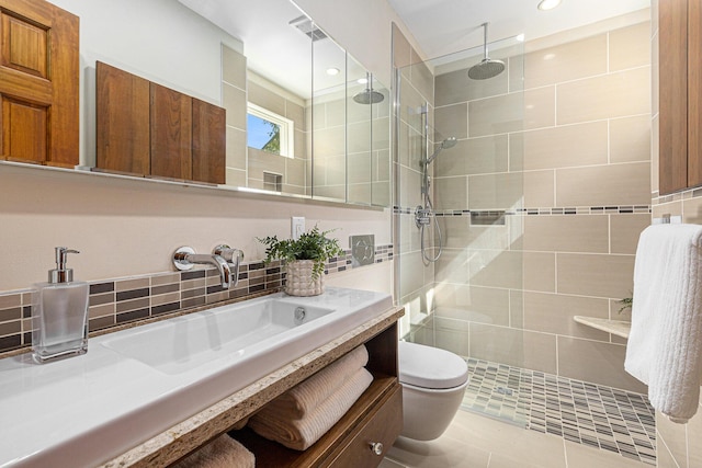 721 W Washington St, Ann Arbor, MI 48103 - bathroom featuring toilet, vanity, a tile shower, backsplash, and recessed lighting