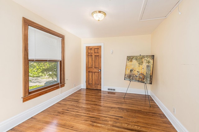 721 W Washington St, Ann Arbor, MI 48103 - empty room with wood finished floors and baseboards
