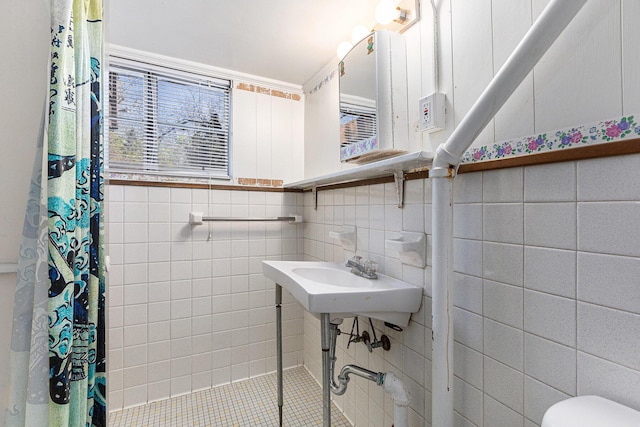 721 W Washington St, Ann Arbor, MI 48103 - full bath featuring tile walls, toilet, a sink, and a shower with curtain