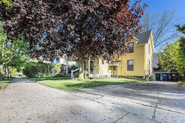 721 W Washington St, Ann Arbor, MI 48103 - view of front of house with a front yard
