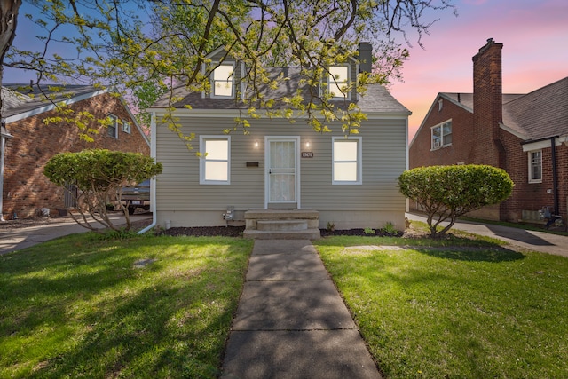 15470 Murray Hill St, Detroit, MI 48227 - cape cod house featuring a front yard