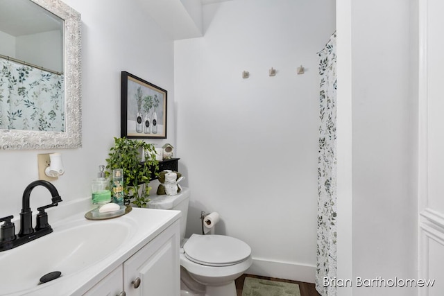 2657 Leffingwell Ave NE, Grand Rapids, MI 49525 - full bath with toilet, vanity, and a shower with curtain