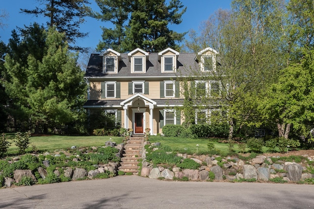 view of front of home featuring a front yard