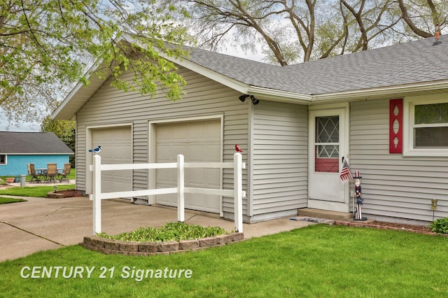 919 E Salzburg Rd, Bay City, MI 48706 - ranch-style home with roof with shingles, driveway, and a front lawn