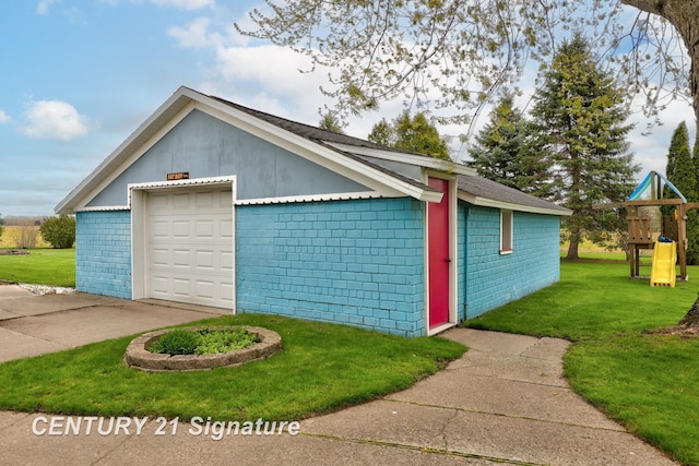 919 E Salzburg Rd, Bay City, MI 48706 - detached garage with driveway