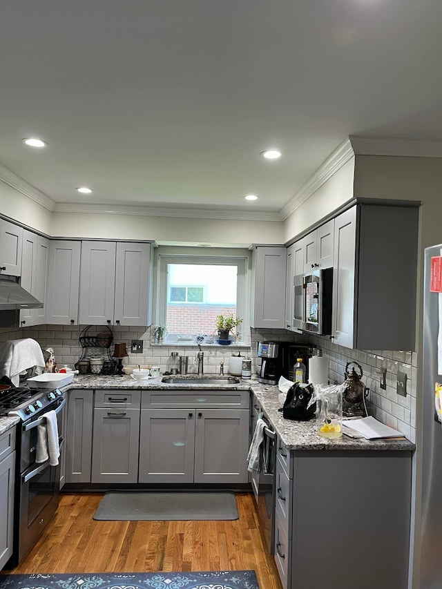 14074 Barbara St, Livonia, MI 48154 - kitchen featuring a sink, stainless steel appliances, gray cabinetry, crown molding, and tasteful backsplash