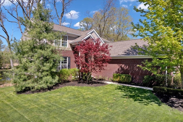 1060 Tinley Blvd, Oxford, MI 48371 - view of front facade featuring brick siding and a front yard