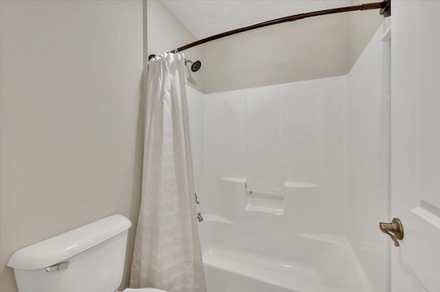 1060 Tinley Blvd, Oxford, MI 48371 - full bathroom featuring toilet and shower / bath combo with shower curtain
