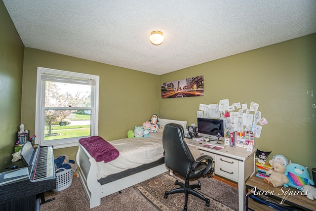 2721 Rum Creek Dr SE, Kentwood, MI 49508 - bedroom with a desk and a textured ceiling