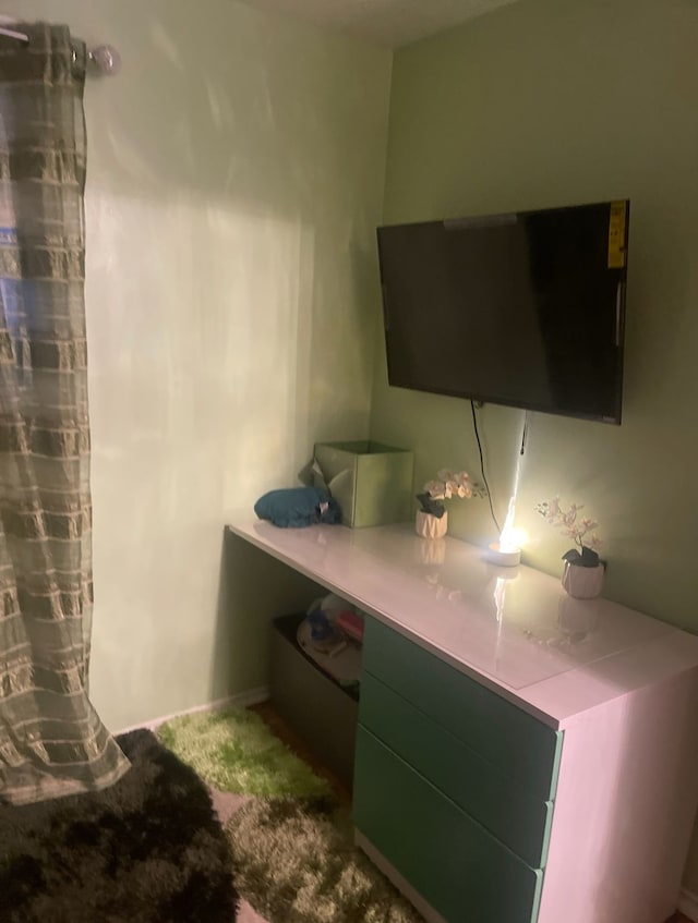 full bath with curtained shower