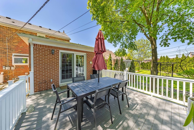 deck with outdoor dining space