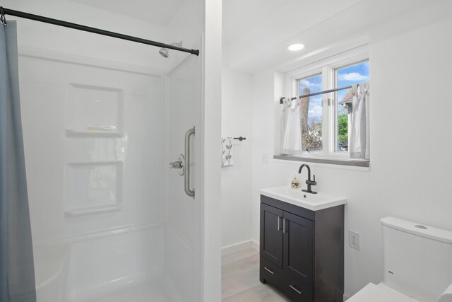 454 Woodland Dr, Saline, MI 48176 - full bath featuring a shower, vanity, toilet, baseboards, and recessed lighting