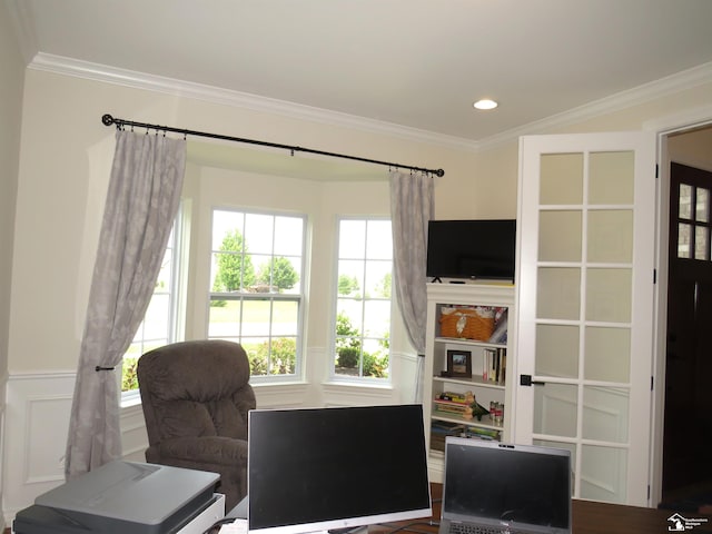 465 Corinth Cir, Dundee, MI 48131 - living area featuring crown molding, recessed lighting, and a wainscoted wall