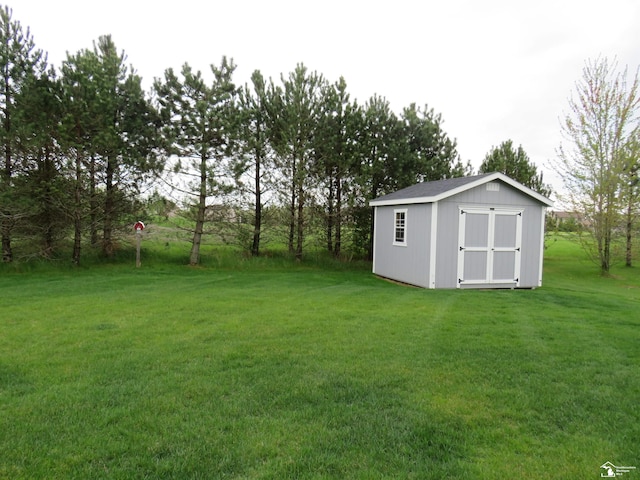 465 Corinth Cir, Dundee, MI 48131 - view of grassy yard featuring a storage shed and an outdoor structure