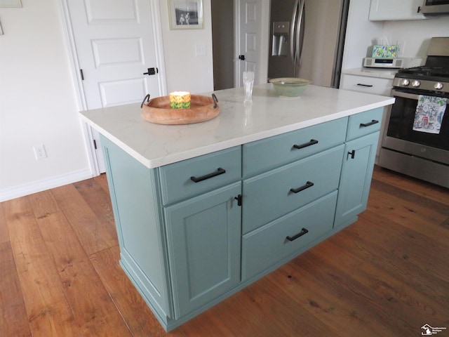465 Corinth Cir, Dundee, MI 48131 - kitchen with stainless steel appliances, blue cabinetry, dark wood-style floors, a kitchen island, and baseboards