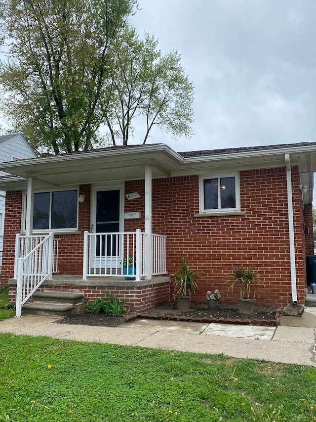 657 Highland Ave, Lincoln Park, MI 48146 - single story home with brick siding and a porch