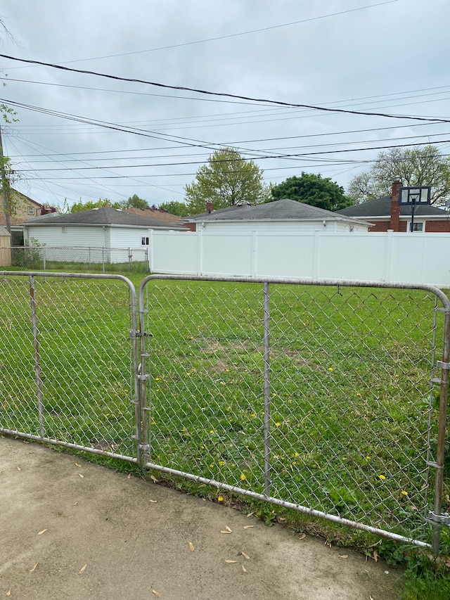 657 Highland Ave, Lincoln Park, MI 48146 - view of yard with a gate
