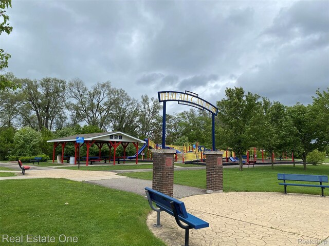 657 Highland Ave, Lincoln Park, MI 48146 - view of community featuring a lawn
