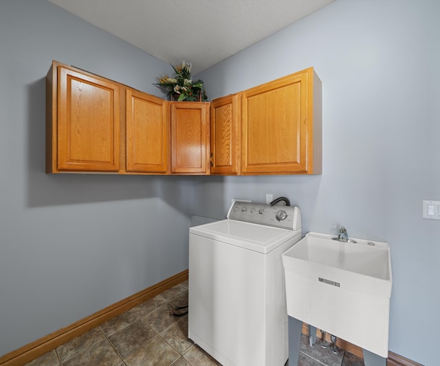 laundry area with washer / clothes dryer, cabinet space, and baseboards