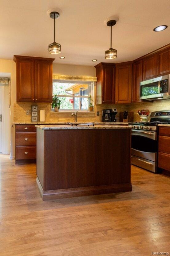3163 W Ridge Ct, Commerce Twp, MI 48390 - kitchen with stainless steel appliances, tasteful backsplash, pendant lighting, and recessed lighting