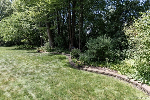 3163 W Ridge Ct, Commerce Twp, MI 48390 - view of grassy yard