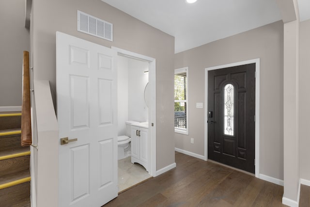 570 King St, Detroit, MI 48202 - foyer with wood finished floors and baseboards