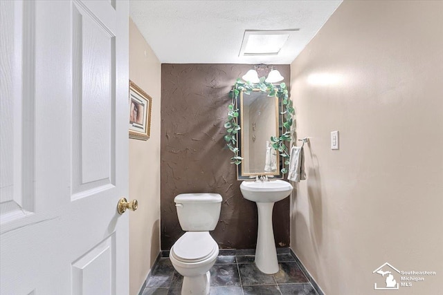 25345 Hunter Ln, Flat Rock, MI 48134 - bathroom featuring toilet, a textured ceiling, and baseboards
