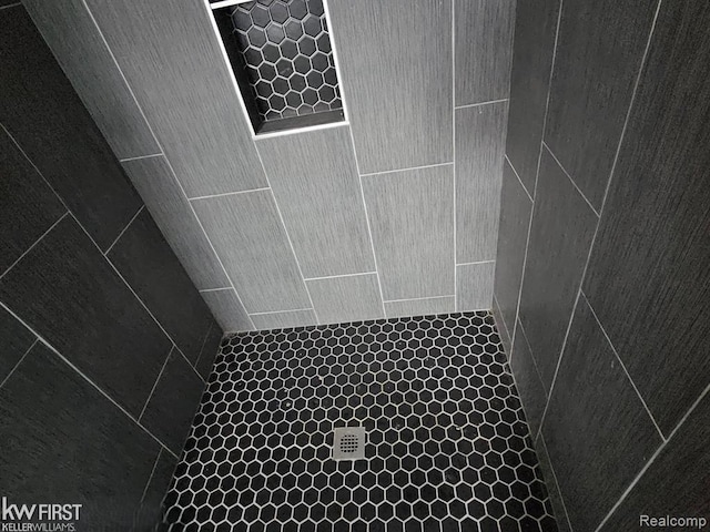 7415 Linden Rd, Fenton, MI 48430 - bathroom view of tiled shower