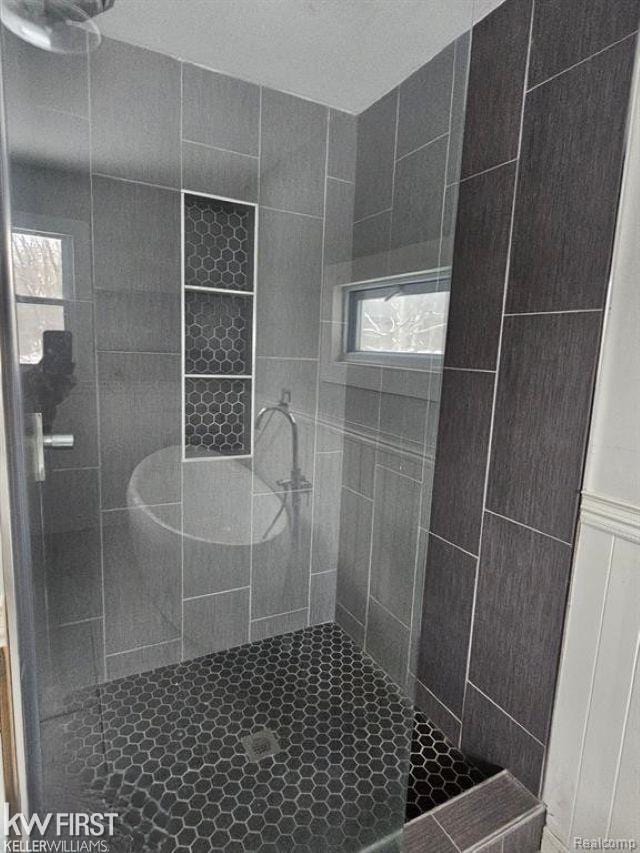 7415 Linden Rd, Fenton, MI 48430 - bathroom with a tile shower