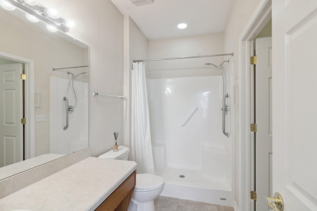 36160 Abbey Dr, Westland, MI 48185 - bathroom featuring vanity, a shower with curtain, toilet, and recessed lighting
