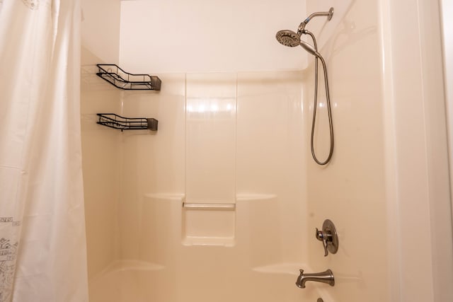 3484 Lakeshore Dr, Monroe, MI 48162 - full bathroom featuring shower / bath combination with curtain