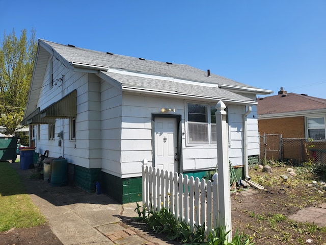 1116 Atlantic St NW, Grand Rapids, MI 49504 - view of front facade featuring fence and roof with shingles