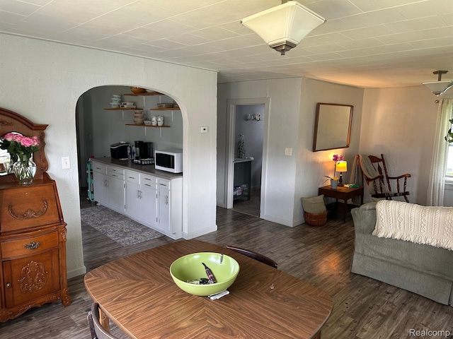 7980 W Gilford Rd, Reese, MI 48757 - living area featuring wood finished floors and arched walkways