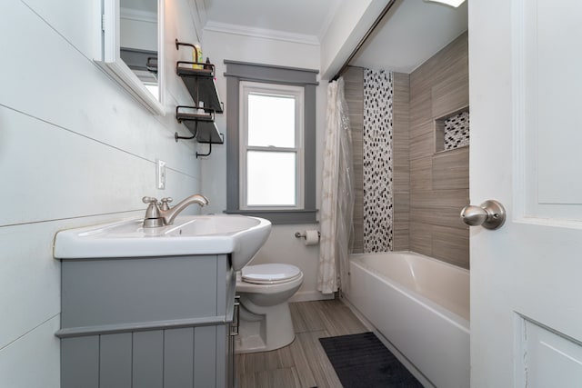 full bathroom featuring crown molding, toilet, vanity, and shower / bath combo