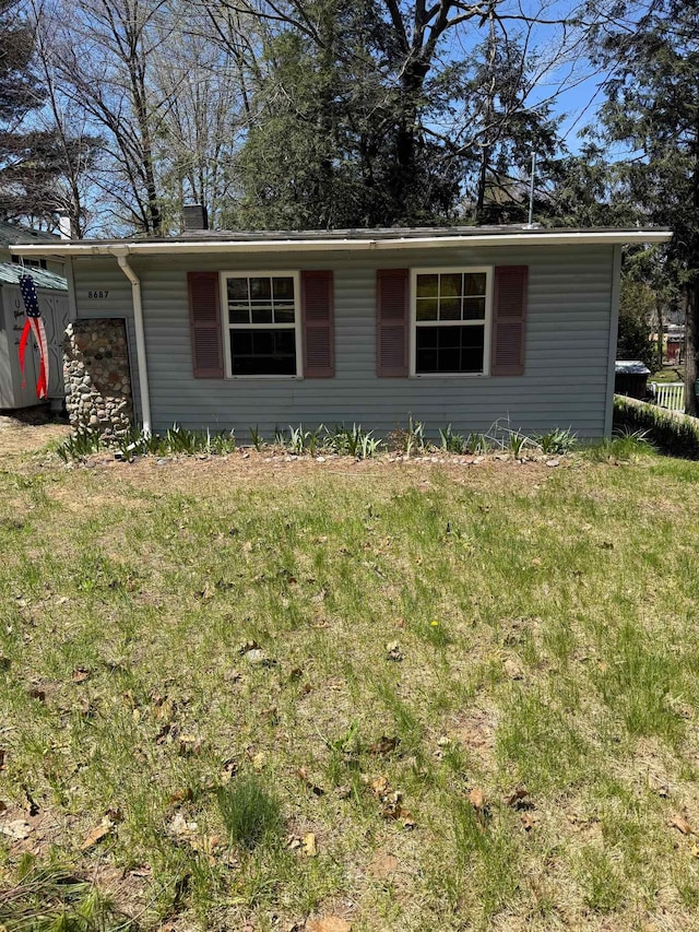 8687 Reiss Dr, Farwell, MI 48622 - view of front of property featuring a front lawn