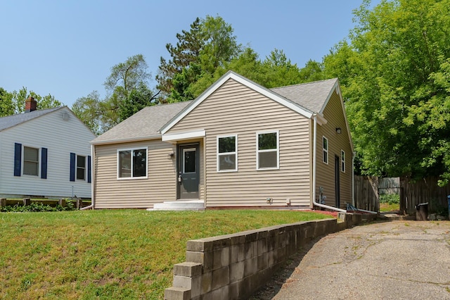 137 Wiltshire Ave, Battle Creek, MI 49015 - bungalow featuring roof with shingles