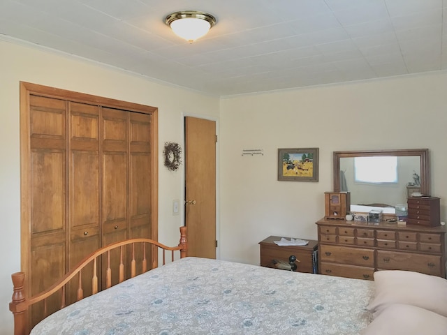 399 E Vermont Ave, White Pigeon, MI 49099 - bedroom featuring ornamental molding and a closet