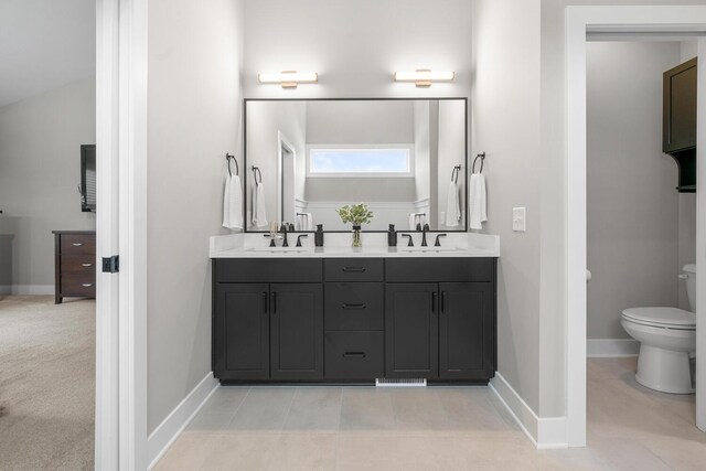 5414 Bradley Ct, Kalamazoo, MI 49009 - full bath with double vanity, toilet, and baseboards