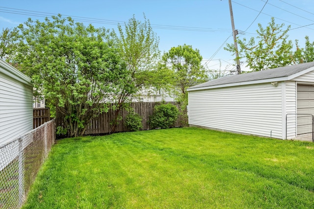 view of yard with an outdoor structure and a garage