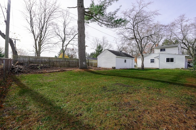 view of yard featuring an outbuilding