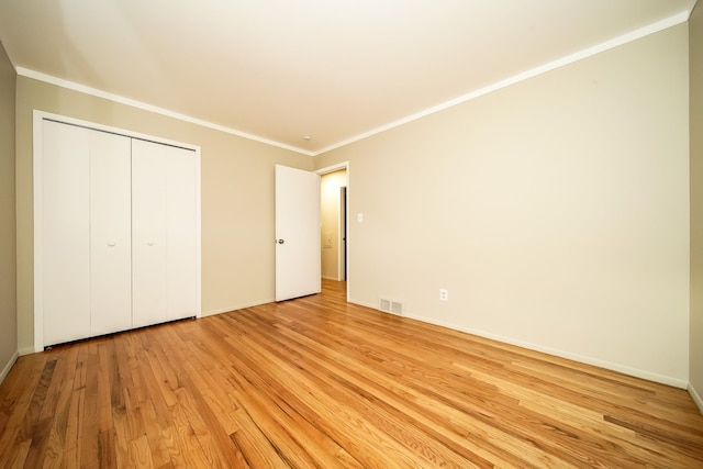 28407 Milton Ave, Warren, MI 48092 - unfurnished bedroom featuring light wood-style flooring, ornamental molding, a closet, and baseboards