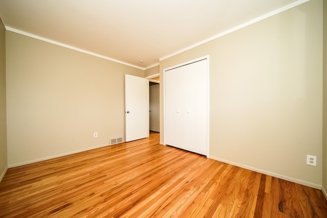 28407 Milton Ave, Warren, MI 48092 - unfurnished bedroom with light wood-style floors, ornamental molding, a closet, and baseboards