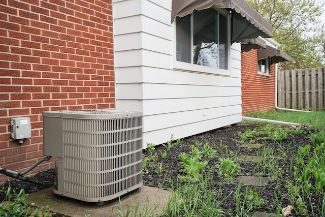 28407 Milton Ave, Warren, MI 48092 - exterior view of cooling unit and fence
