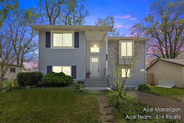 view of front facade featuring a front yard