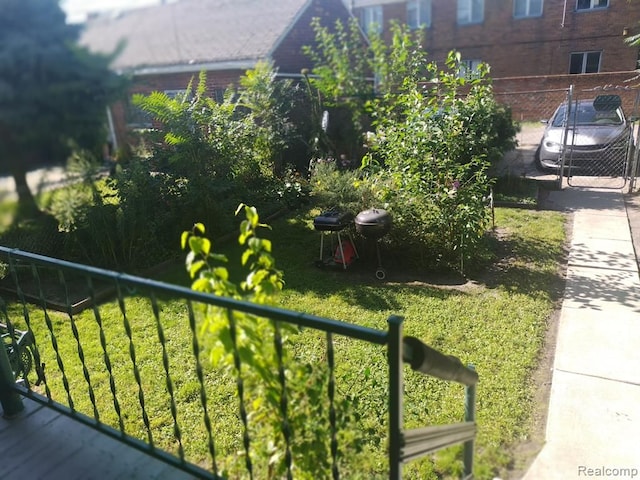 view of yard featuring a balcony