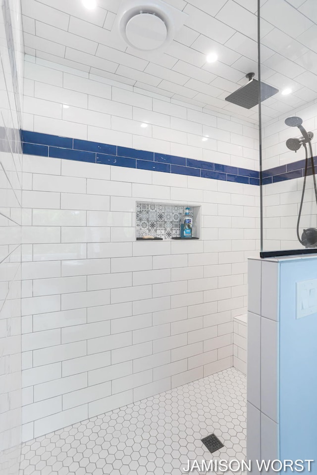 bathroom featuring a tile shower