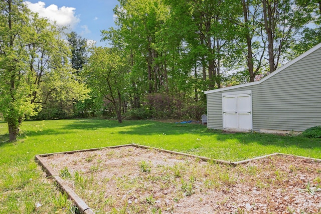 view of grassy yard featuring an outbuilding