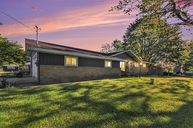 view of front of house featuring brick siding and a front yard