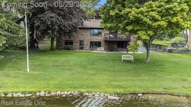 4976 Ledgewood Dr, Commerce Twp, MI 48382 - surrounding community featuring a lawn, a patio, and a deck